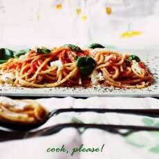 Przepis na Spaghetti ze świeżychmi pomidorami z mozarellą i bazylią