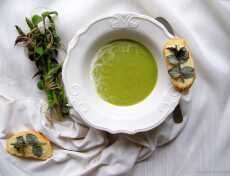 Przepis na Pachnąca miętą kremowa zupa z zielonego groszku i zielonych szparagów oraz grzanki z miętą