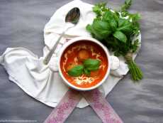 Przepis na Zimowa zupa pomidorowa z mleczkiem kokosowym i pikantnymi pulpecikami z gotowanego mięsa drobiowego