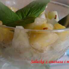 Przepis na Sałatka z ananasa i melona z sosem cynamonowym.