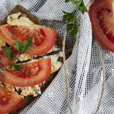 Przepis na Śniadaniowe kanapki z jajecznicą i pomidorem na domowym chlebie żytnim.