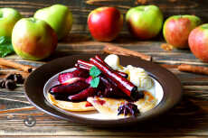 Przepis na Placuszki z jabłkami w sosie winno-korzennym z lodami waniliowymi