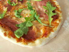 Przepis na Pizza z kamienia – z szynką parmeńską, rukolą i suszonymi pomidorami