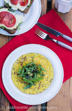 Przepis na Z cyklu: leniwe weekendowe śniadania, czyli omlet z kurkami, rukolą i prażonymi pestkami dyni
