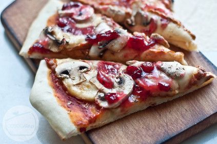 Przepis na Domowa pizza z oscypkiem, żurawiną i pieczarkami