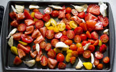 Przepis na Makaron z pieczonymi pomidorami i czosnkiem