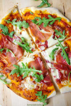 Przepis na Pizza na cienkim spodzie z szynką serrano