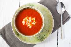Przepis na Zupa z pieczonej papryki i pomidorów z ciecierzycą i fetą