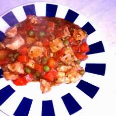 Przepis na Dietetyczna potrawka z kurczaka w towarzystwie marchewki i groszku w kremowym sosie pomidorowym (140 kcal)