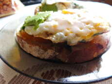Przepis na Co na śniadanie: kanapki z jajkiem sadzonym i warzywami