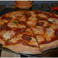 Przepis na Pizza na zakwasie, z mozzarella i salami