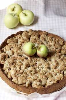 Przepis na Kruche ciasto z jabłkami z orzechową kruszonką – bez cukru