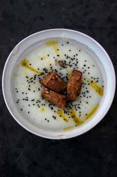 Przepis na Aksamitna kalafiorowa z czarnuszką. || Silky cauliflower soup with black onion seeds.