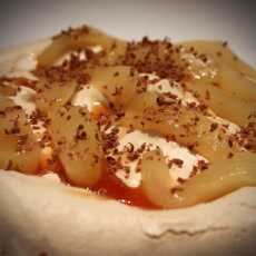 Przepis na Pavlova with ginger-poached pears