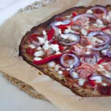 Przepis na Lekka pizza z kalafiora z łososiem, papryką i czerwoną cebulą.
