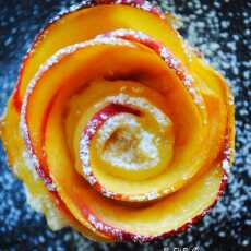 Przepis na Nektarynkowe różyczki z ciasta francuskiego z nutą pomarańczy