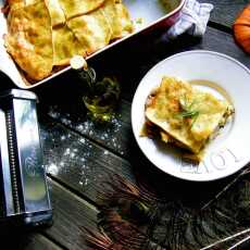 Przepis na Lasagne z domowym makaronem dyniowym przekładanym mozzarellą, podgrzybkami, szpinakiem i żeberkami w sosie śmietanowo-musztardowym.