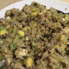 Przepis na Sałatka z komosą ryżową (quinoa), fetą, suszonymi pomidorami i awokado