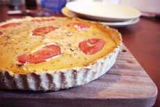 Przepis na Szybka, pomidorowa tarta z serem ricotta i białymi szparagami
