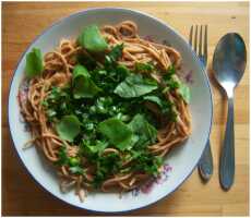 Przepis na Spaghetti z wegańskim pesto z ciecierzycy i orzechów włoskich