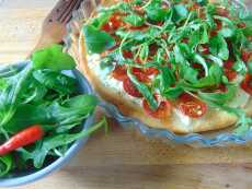 Przepis na Pizza z mozzarelą i pomidorem.