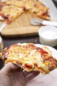 Przepis na Pizza z ananasem i wędzonym boczkiem