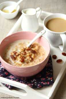 Przepis na Zupa mleczna z pęczakiem, cynamonem i rodzynkami