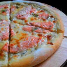 Przepis na Domowa Pizza z Łososiem na Sosie Koperkowo - Śmietanowym