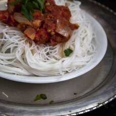 Przepis na Makaron ryżowym z tuńczykiem w sosie pomidorowym.