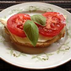 Przepis na Kanapka z serem brie, pomidorem i bazylią