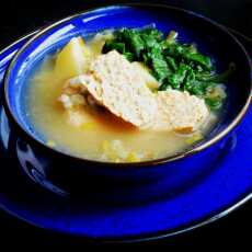 Przepis na Zupa porowa z klopsem z indyka, ziemniakami i kaszą pęczak. BLW