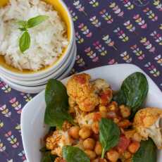 Przepis na Curry z pieczonym kalafiorem, cieciorką i szpinakiem