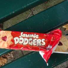 Przepis na Jammie Dodgers, czyli wegańskie kruche ciasteczka z dżemem malinowym