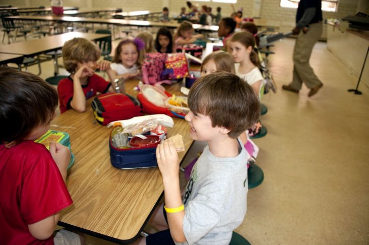 Przepis na 10 niezapomnianych potraw, które zjadaliśmy w szkolnych stołówka