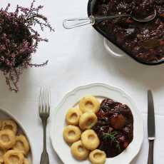 Przepis na Obiad czwartkowy #21: Gulasz wołowy ze śliwkami + orzechowe kluski śląskie