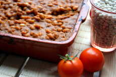 Przepis na Baked beans, czyli pieczona fasolka w sosie pomidorowym.