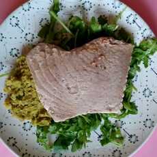 Przepis na Stek z tuńczyka na puree z groszku 