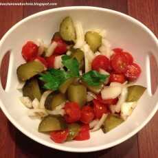 Przepis na Sałatka z pomidorów, ogórków kiszonych i cebuli (2)