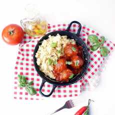 Przepis na Klopsiki cielęce w sosie pomidorowym z kuskusem
