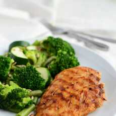 Przepis na Obiad w 20 minut: Grillowana pierś z kurczaka z warzywami z parowaru