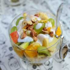 Przepis na Sałatka owocowa z jogurtem i orzechami 
