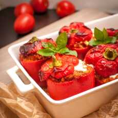 Przepis na Dietetyczny obiad. Faszerowana papryka: kaszą jaglaną, pomidorami i serem feta