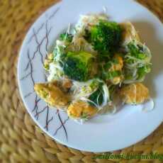 Przepis na Kurczak w sezamie z brokułami i makaronem ryżowym