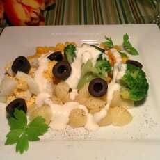 Przepis na Sałatka z makaronem, kukurydzą, jajkiem, czarnymi oliwkami i brokułami (165 kcal w 100g)