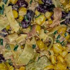 Przepis na Sałatka z kolorowym makaronem, szynką, zółtym serem, fasolą, kukurydzą i szczypiorkiem