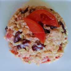 Przepis na Sałatka z łososiem, pomidorem, fasolą czerwoną i ryżem brązowym