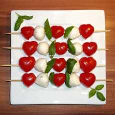 Przepis na Walentynkowa sałatka caprese podana w formie szaszłyków (120 kcal w 100 g)