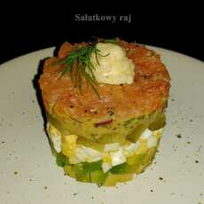 Przepis na Sałatka z wędzonym łososiem, awokado, ogórkiem konserwowym, jajkiem i sosem musztardowym (213 kcal w 100 g)