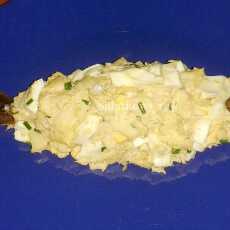 Przepis na Sałatka z makrelą wędzoną, serem żółtym, jajkiem i szczypiorkiem (281 kcal w 100 g)