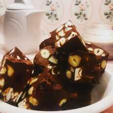 Przepis na Blok czekoladowy z mini marshmallows, nerkowcami i kandyzowanymi wiśniami